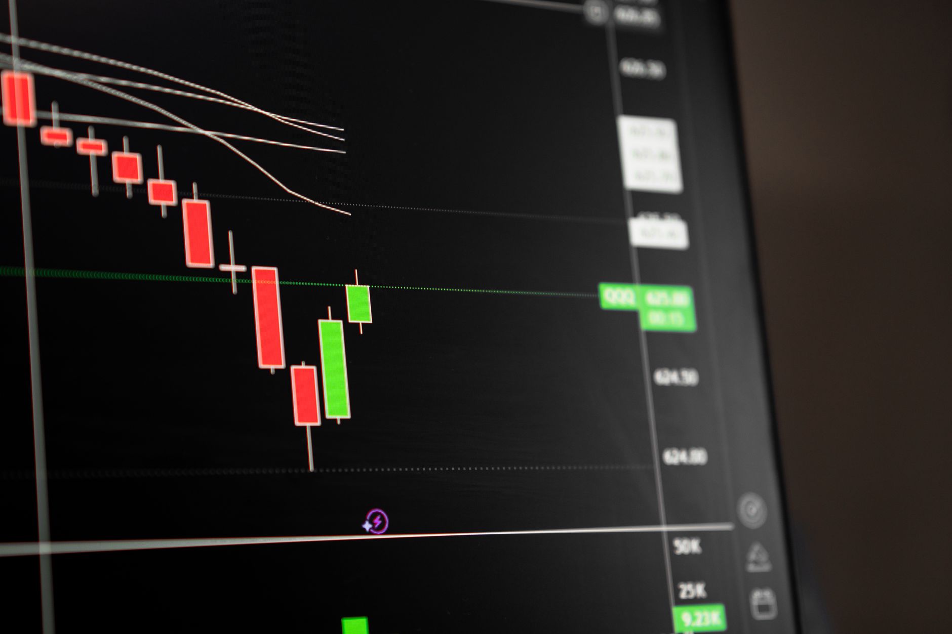 El Nasdaq cae más de un 1% tras los ingresos de OpenAI, por debajo de lo previsto; Micron retrocede casi un 5%