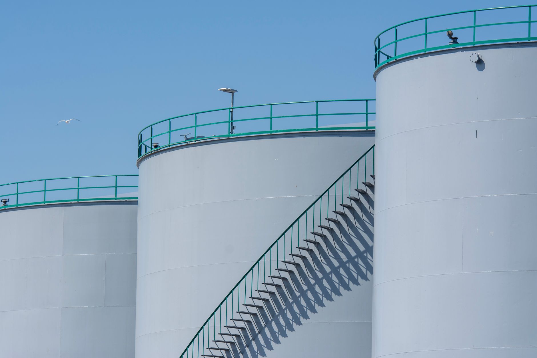El CCE propone comprar más petróleo y combustibles a EE. UU. para reducir el déficit comercial