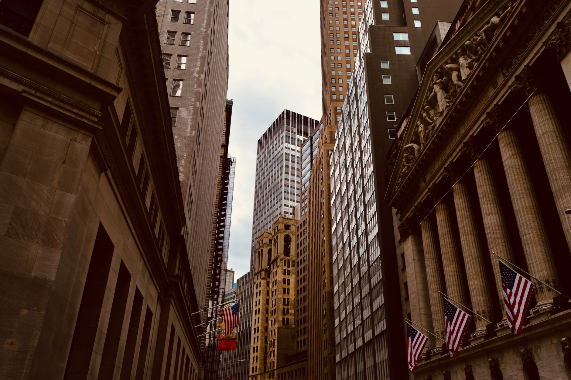 Wall Street cierra a la baja por la presión vendedora sobre las acciones de semiconductores